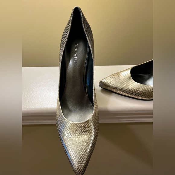 Nine West high heel shoe in subdued gold snake detail. Classic and sexy ! - Picture 3 of 8